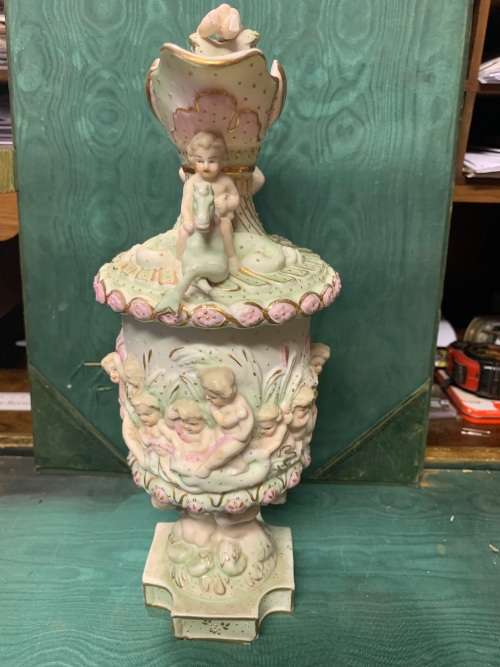PAIR OF BEAUTIFUL CHERUB VASES ( 30 CM )