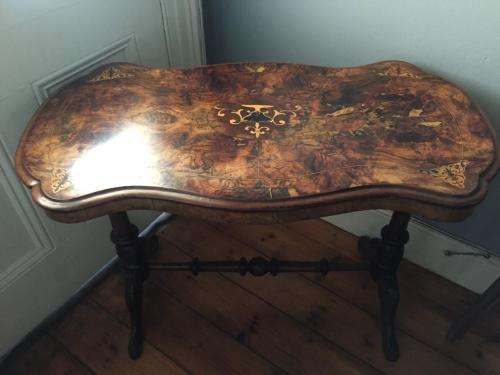 Victorian Burr Walnut Kidney Table circa 1880 ( 95 x 50 x 70 cm )