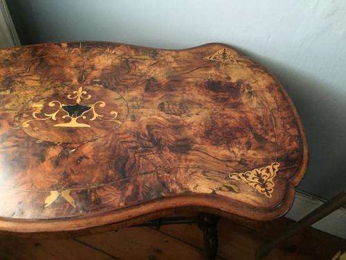 Victorian Burr Walnut Kidney Table circa 1880 ( 95 x 50 x 70 cm )