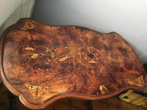 Victorian Burr Walnut Kidney Table circa 1880 ( 95 x 50 x 70 cm )