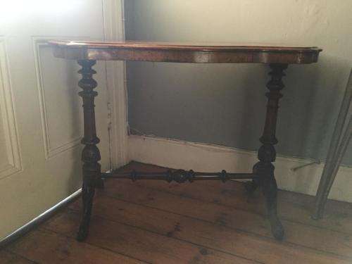 Victorian Burr Walnut Kidney Table circa 1880 ( 95 x 50 x 70 cm )