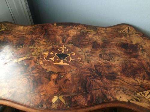Victorian Burr Walnut Kidney Table circa 1880 ( 95 x 50 x 70 cm )