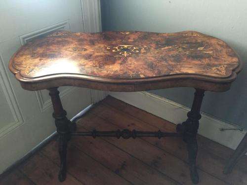 Victorian Burr Walnut Kidney Table circa 1880 ( 95 x 50 x 70 cm )