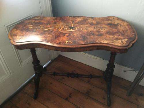 Victorian Burr Walnut Kidney Table circa 1880 ( 95 x 50 x 70 cm )