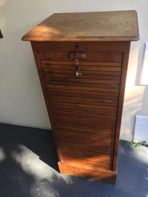 BEAUTIFUL OAK ROLLDOOR FILING CABINET IN GOOD CONDITION