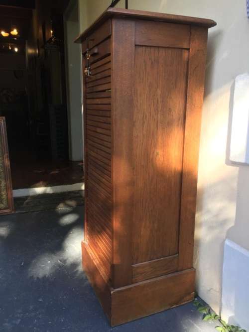 BEAUTIFUL OAK ROLLDOOR FILING CABINET IN GOOD CONDITION