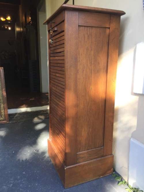 BEAUTIFUL OAK ROLLDOOR FILING CABINET IN GOOD CONDITION