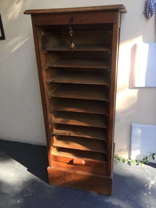 BEAUTIFUL OAK ROLLDOOR FILING CABINET IN GOOD CONDITION