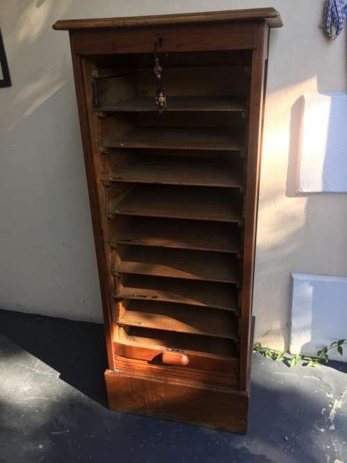 BEAUTIFUL OAK ROLLDOOR FILING CABINET IN GOOD CONDITION