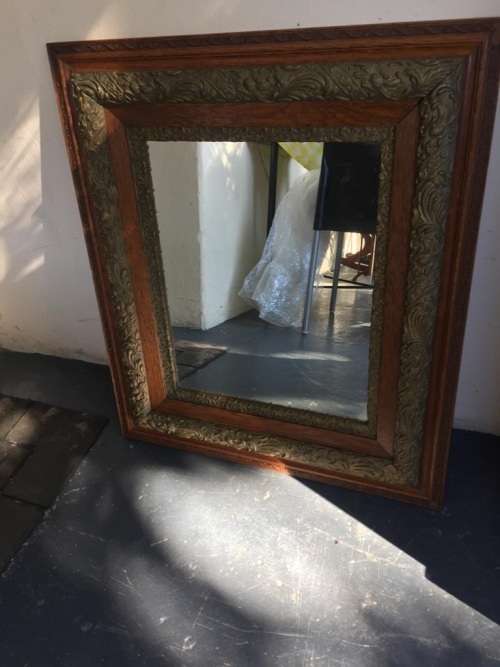 BEAUTIFUL OAK GILDED FRAME MIRROR IN GOOD CONDITION ( 80 X 70 CM )
