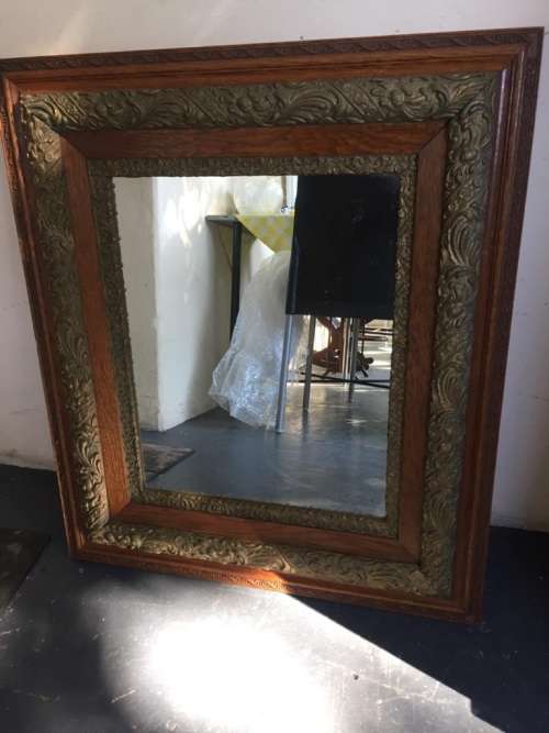 BEAUTIFUL OAK GILDED FRAME MIRROR IN GOOD CONDITION ( 80 X 70 CM )