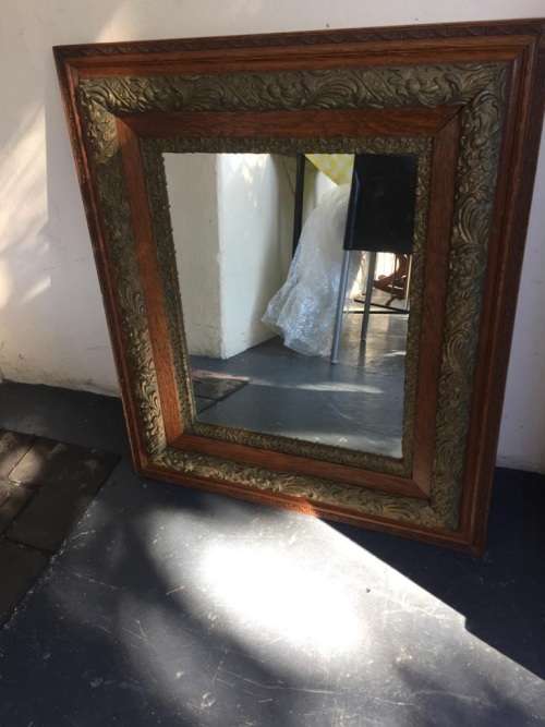 BEAUTIFUL OAK GILDED FRAME MIRROR IN GOOD CONDITION ( 80 X 70 CM )