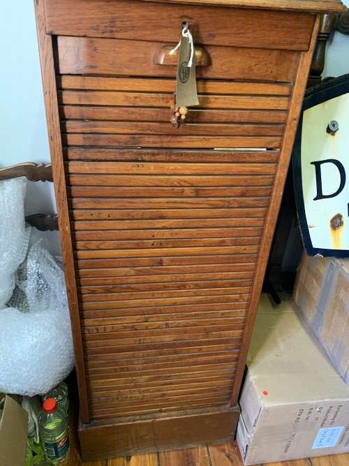BEAUTIFUL OAK ROLLDOOR FILING CABINET IN GOOD CONDITION