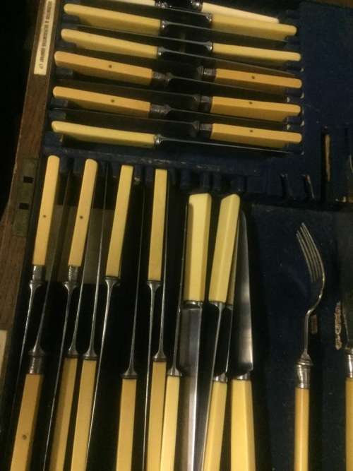 CANTEEN OF CUTLERY IN BEAUTIFUL OAK CABINET (119 Pieces )