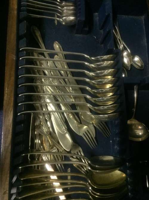 CANTEEN OF CUTLERY IN BEAUTIFUL OAK CABINET (119 Pieces )