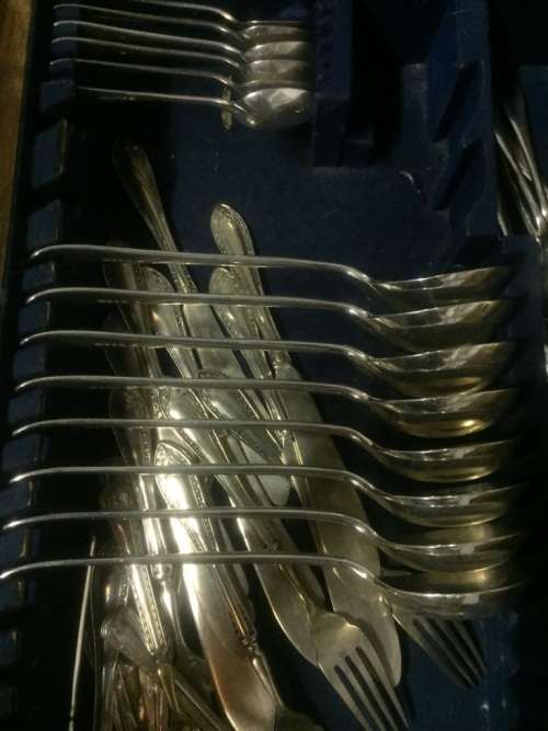 CANTEEN OF CUTLERY IN BEAUTIFUL OAK CABINET (119 Pieces )