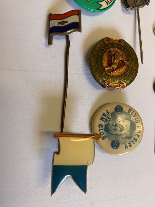 COLLECTION OF MIXED PINS AND BADGES