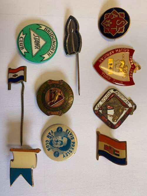 COLLECTION OF MIXED PINS AND BADGES