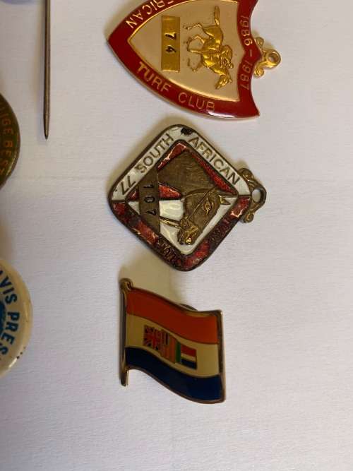 COLLECTION OF MIXED PINS AND BADGES
