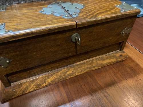 Beautiful Victorian Oak Tantalus in good condition circa 1890