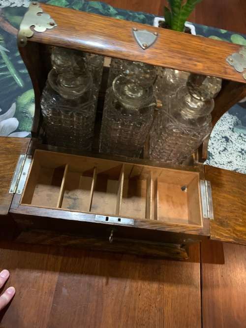 Beautiful Victorian Oak Tantalus in good condition circa 1890