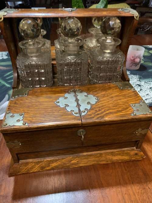 Beautiful Victorian Oak Tantalus in good condition circa 1890