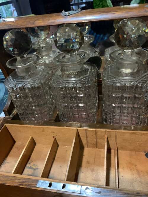 Beautiful Victorian Oak Tantalus in good condition circa 1890