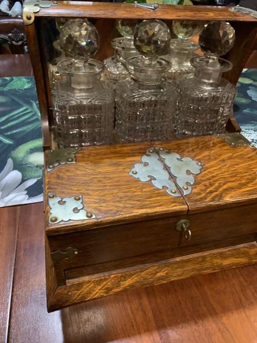 Beautiful Victorian Oak Tantalus in good condition circa 1890
