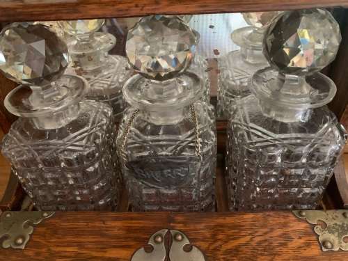 Beautiful Victorian Oak Tantalus in good condition circa 1890