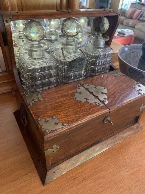 Beautiful Victorian Oak Tantalus in good condition circa 1890
