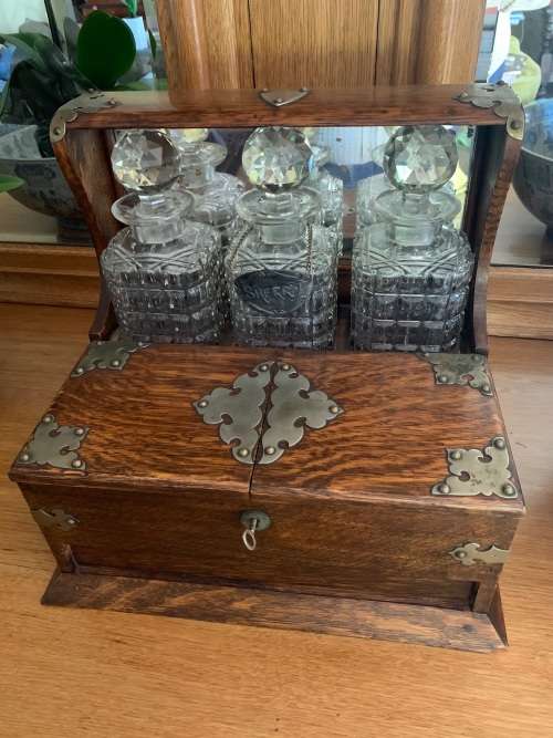 Beautiful Victorian Oak Tantalus in good condition circa 1890