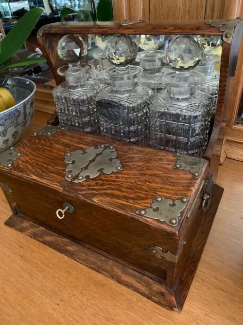 Beautiful Victorian Oak Tantalus in good condition circa 1890