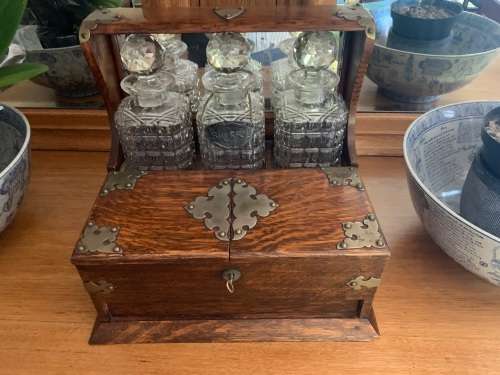 Beautiful Victorian Oak Tantalus in good condition circa 1890