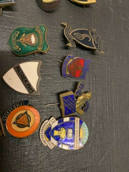 COLLECTION OF SCHOOL RELATED PINS AND BADGES