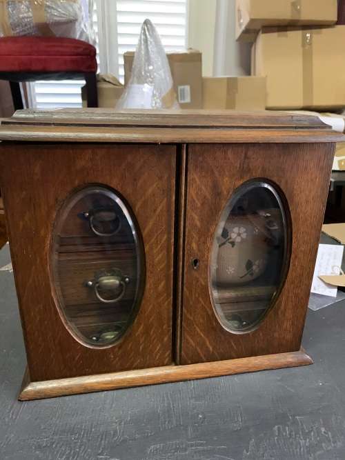 Beautiful Oak Tobacco Cabinet ( 30 x 28 x 20 cm when closed)