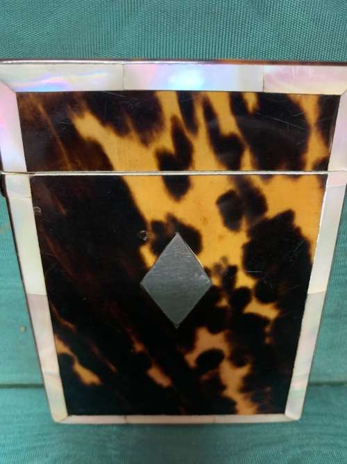 Beautiful Victorian Tortoiseshell and Mother of Pearl Cardcase in good condition ( 10 x 8 cm )