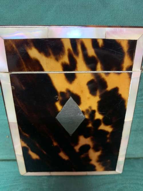 Beautiful Victorian Tortoiseshell and Mother of Pearl Cardcase in good condition ( 10 x 8 cm )