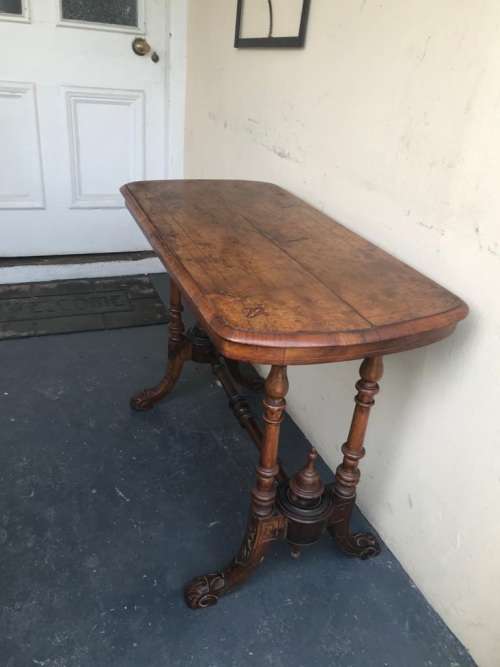 VICTORIAN BURR WALNUT SIDE TABLE CIRCA 1880 ( 91 x 67 x 46 cm )