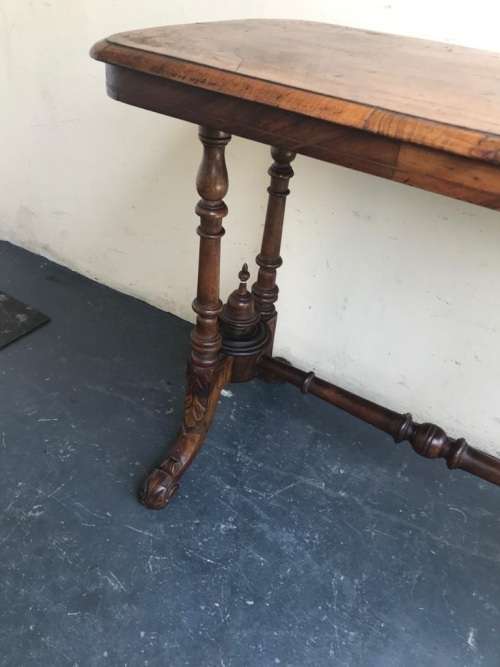 VICTORIAN BURR WALNUT SIDE TABLE CIRCA 1880 ( 91 x 67 x 46 cm )
