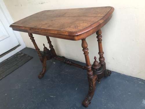 VICTORIAN BURR WALNUT SIDE TABLE CIRCA 1880 ( 91 x 67 x 46 cm )