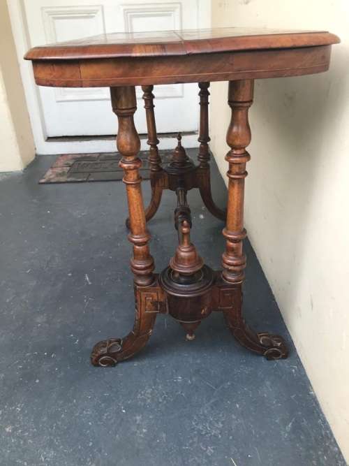 VICTORIAN BURR WALNUT SIDE TABLE CIRCA 1880 ( 91 x 67 x 46 cm )