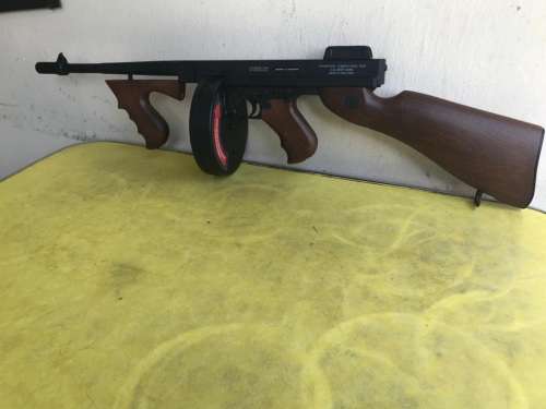 REPLICA TOMMY GUN ( THOMPSON SUBMACHINE GUN ) MADE IN HONG KONG ( DISPLAY ONLY )