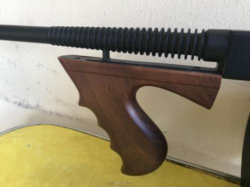 REPLICA TOMMY GUN ( THOMPSON SUBMACHINE GUN ) MADE IN HONG KONG ( DISPLAY ONLY )