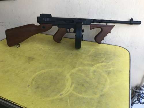 REPLICA TOMMY GUN ( THOMPSON SUBMACHINE GUN ) MADE IN HONG KONG ( DISPLAY ONLY )