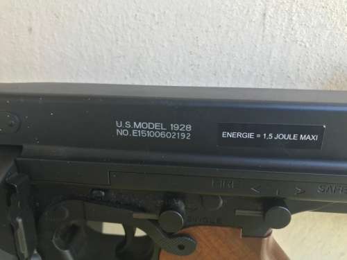 REPLICA TOMMY GUN ( THOMPSON SUBMACHINE GUN ) MADE IN HONG KONG ( DISPLAY ONLY )