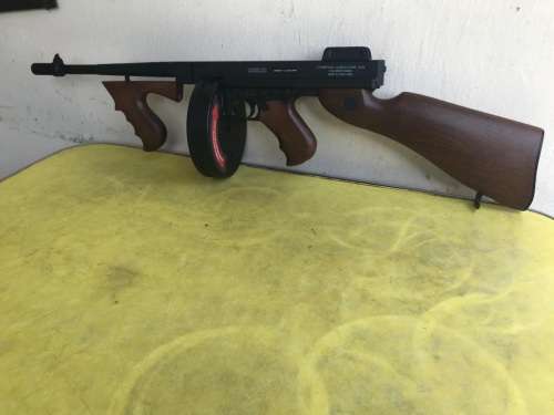 REPLICA TOMMY GUN ( THOMPSON SUBMACHINE GUN ) MADE IN HONG KONG ( DISPLAY ONLY )
