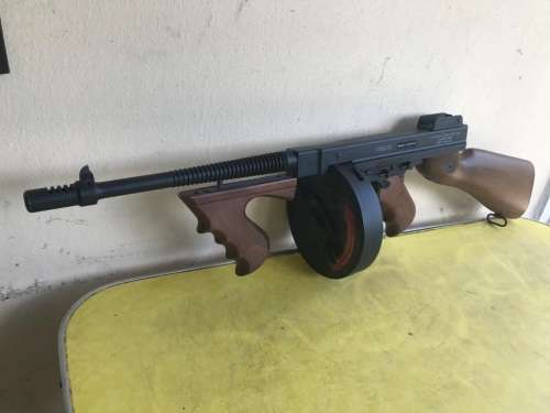 REPLICA TOMMY GUN ( THOMPSON SUBMACHINE GUN ) MADE IN HONG KONG ( DISPLAY ONLY )