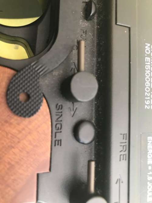 REPLICA TOMMY GUN ( THOMPSON SUBMACHINE GUN ) MADE IN HONG KONG ( DISPLAY ONLY )