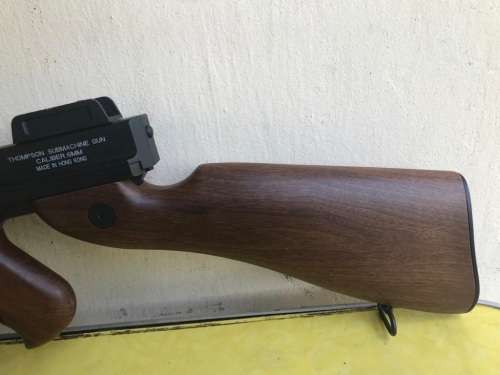 REPLICA TOMMY GUN ( THOMPSON SUBMACHINE GUN ) MADE IN HONG KONG ( DISPLAY ONLY )