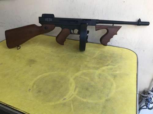 REPLICA TOMMY GUN ( THOMPSON SUBMACHINE GUN ) MADE IN HONG KONG ( DISPLAY ONLY )